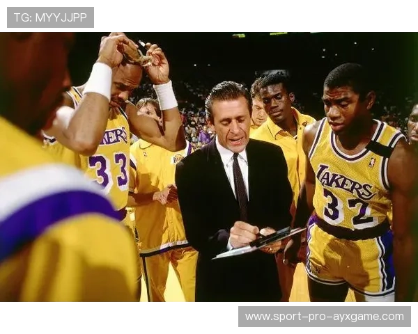 “萨尔·巴赫带领南非羚羊队击败澳大利亚，成功晋级”